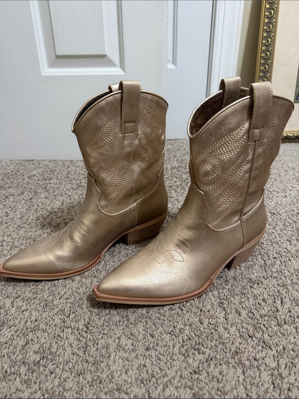 Shu Shop Women’s Gold Short Ankle Zahara Pointed Toe Cowgirl Boots Size 8.5
